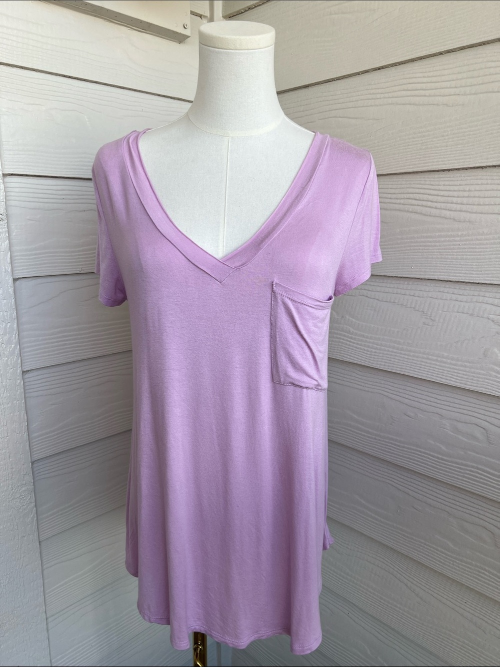 Women's Lavender V-Neck Pocket Tee